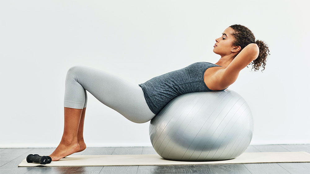 10 حرکت برای ورزش با توپ پیلاتس برای لاغری شکم و دیسک کمر